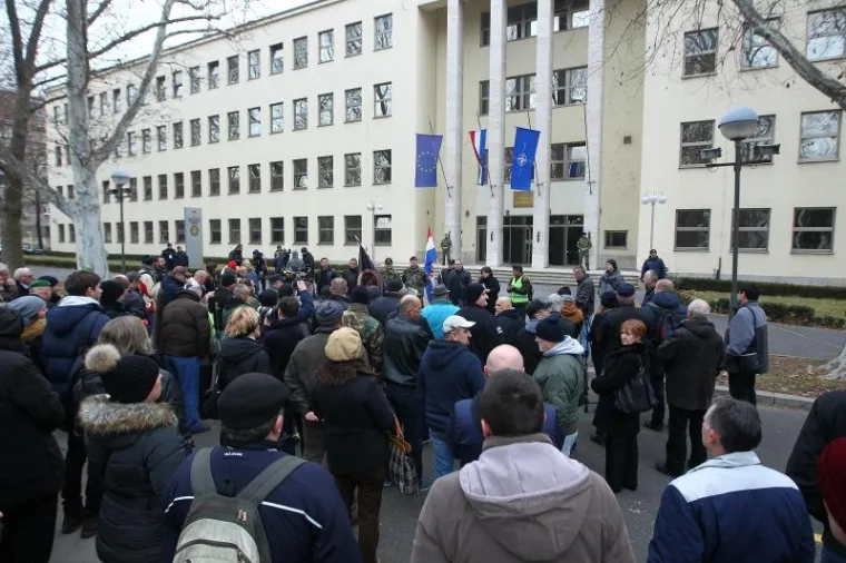 Drugi skup, pola sata nakon zavr&scaron;etka prvog, organizirala je Radnička fronta poručiv&scaron;i d aje protiv obveznog vojnog roka i militarizacije dru&scaron;tva.