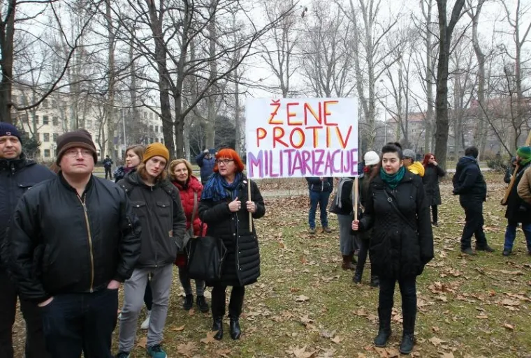 Održani prosvjedi za i protiv obveznog vojnog roka