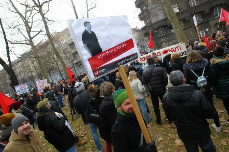 Održani prosvjedi za i protiv obveznog vojnog roka