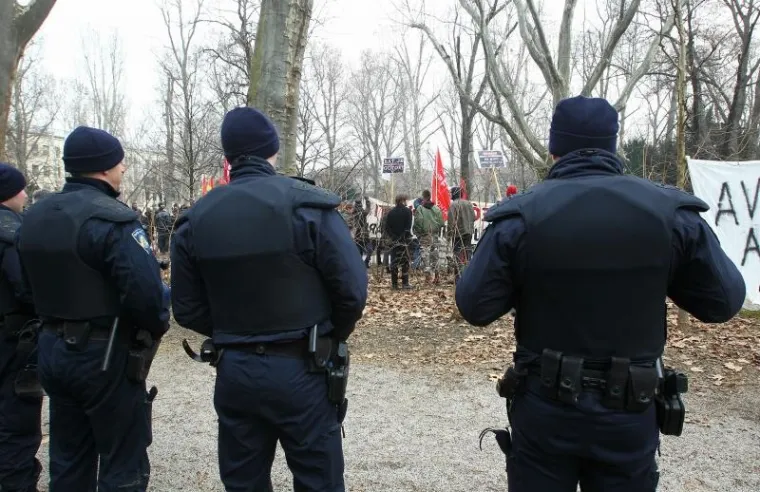 Održani prosvjedi za i protiv obveznog vojnog roka