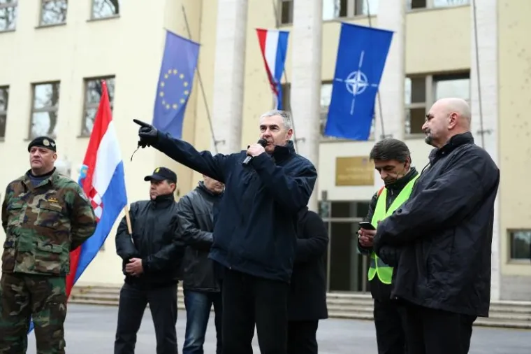 Na skupu za uvođenje obveznog vojnog roka okupili su se uglavnom branitelji iz Domovinskog rata kojima se obratio neovisni saborski zastupnik Željko Glasnović.