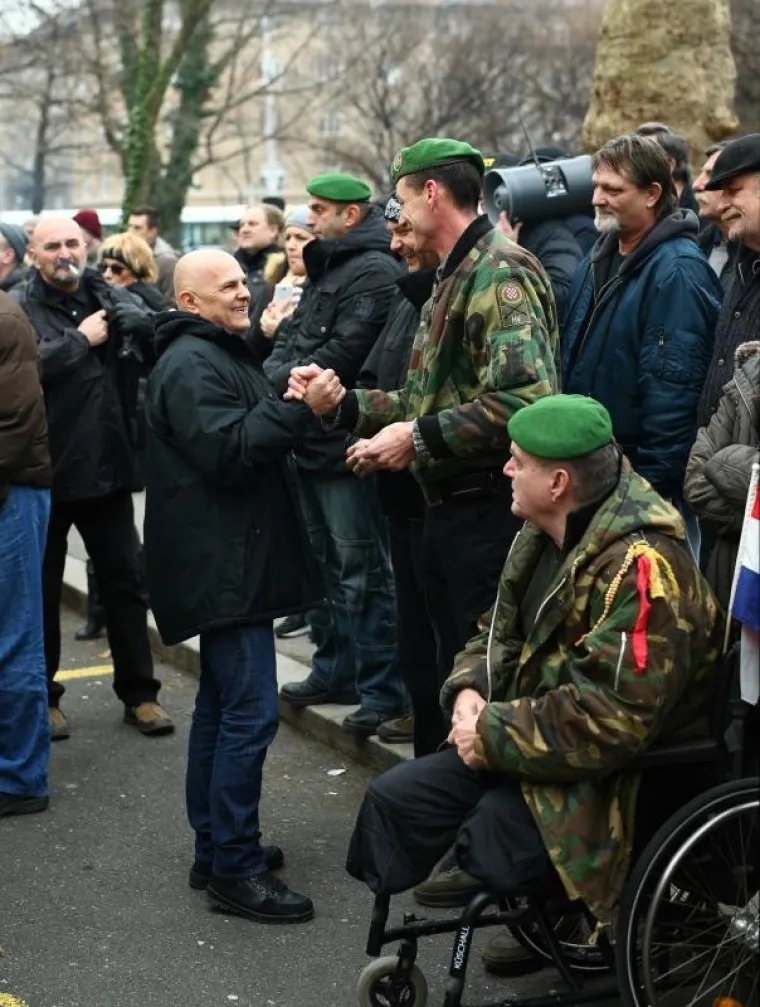 Održani prosvjedi za i protiv obveznog vojnog roka