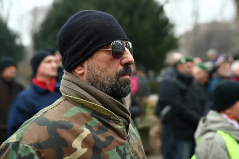 Održani prosvjedi za i protiv obveznog vojnog roka