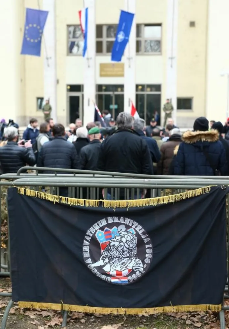 Održani prosvjedi za i protiv obveznog vojnog roka