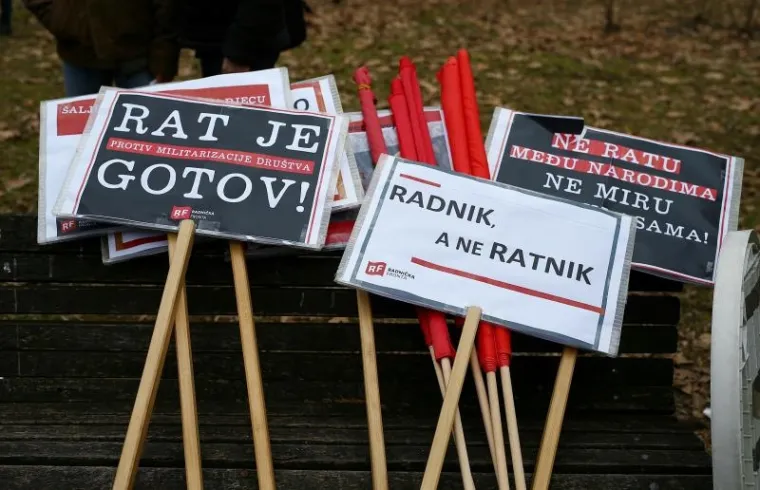 Održani prosvjedi za i protiv obveznog vojnog roka