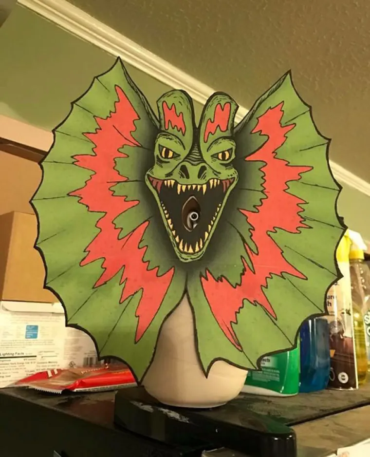 Neki ljudi spremni su riskirati vezu samo da bi se našalili na račun partnera, a u galeriji smo okupili neke od takvih pojedinaca i njihovih podvala. Počnimo od dečka koji je postavio dinosaura na osvježivač zraka kako bi izgledalo da šprica kiselinu.
