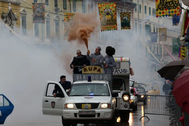 Tradicionalni ma&scaron;karani auto-rally Pariz-Bakar razveselio brojnu publiku