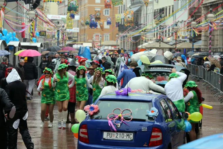 Tradicionalni ma&scaron;karani auto-rally Pariz-Bakar razveselio brojnu publiku