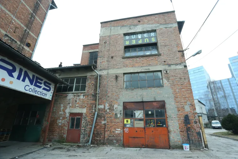 Policijski očevid nakon noća&scaron;njeg napada suzavcem na LGBT partyju u Super Super klubu