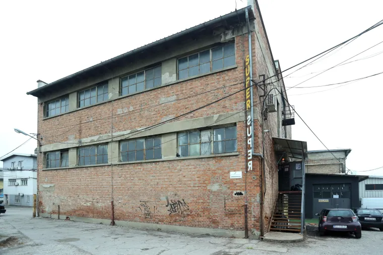 Policijski očevid nakon noća&scaron;njeg napada suzavcem na LGBT partyju u Super Super klubu