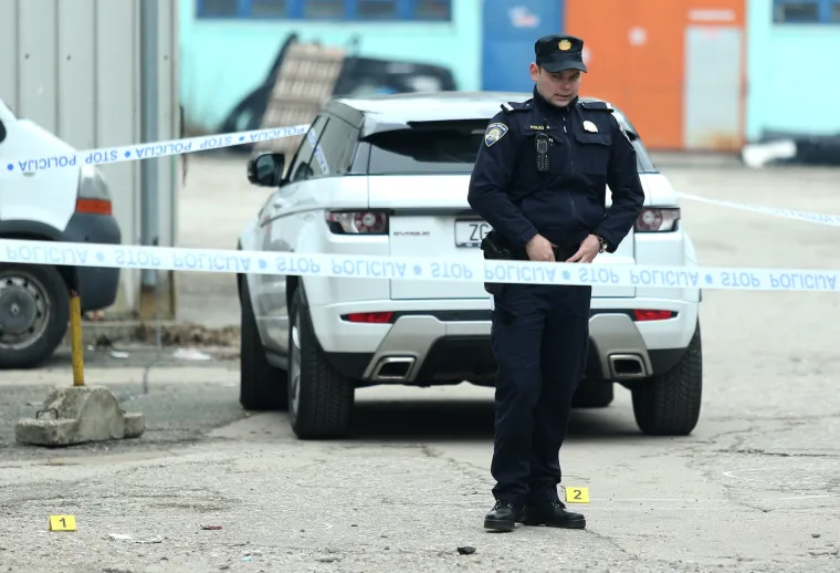 Policijski očevid nakon noća&scaron;njeg napada suzavcem na LGBT partyju u Super Super klubu