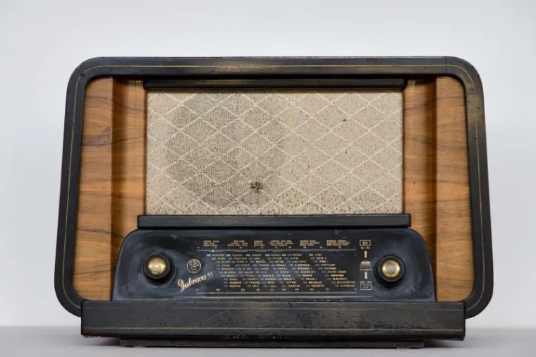 Na 36. sjednici Opće skup&scaron;tine, 3. studenog 2011. godine, UNESCO je proglasio 13. veljače datumom kojim se obilježava Svjetski dan radija. Prijedlog je iznijela &Scaron;panjolska, a datum 13. veljače odabran je u znak sječanja na taj dan 1946.godine, kada je osnovan radio Ujedinjenih naroda.