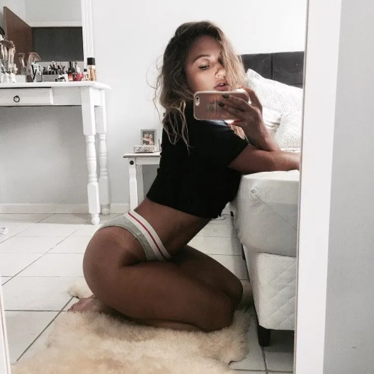 Za&scaron;to snimaju selfije na koljenim samo one znaju. Obzirom na statičko opterećenje to je prilično nepovoljan položaj. Gore je jedino saginjanje.  Dodu&scaron;e, i to je popularna poza za snimanje. Možda je to zato &scaron;to te poze tro&scaron;e puno kalorija?   A možda samo da druge obore s nogu...