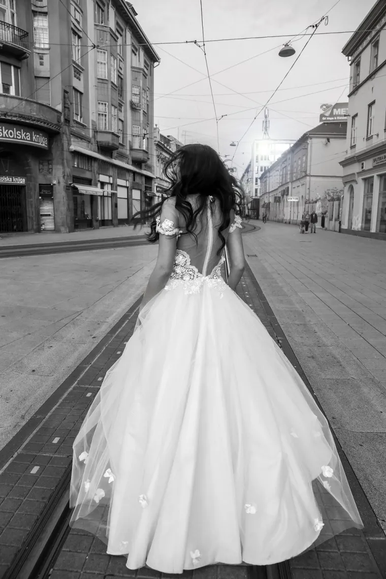 Nova dinamična i elegantna kolekcija vjenčanica ove popularne modne kuće isprepletena je elementima koji njeguju stil golih leđa, dubokih V dekoltea i ženstvenih detalja kao što su zanimljivo postavljena čipka, vez i prozirni ušici.