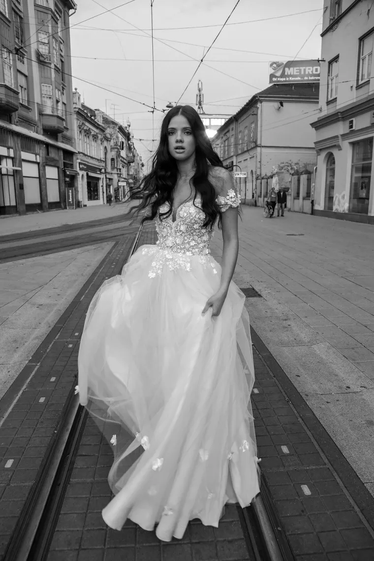 Luksuzne Lukabu Bridal vjenčanice osvojile su djevojke i žene diljem Hrvatske i Europe prepoznatljivim personaliziranim i modernim pristupom u izradi te ulaganjem u najskuplje čipke iz cijeloga svijeta.