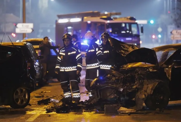 Intervenirati su morali i vatrogasci. Jednog su sudionika nesreće morali vaditi van iz smrskanog automobila.