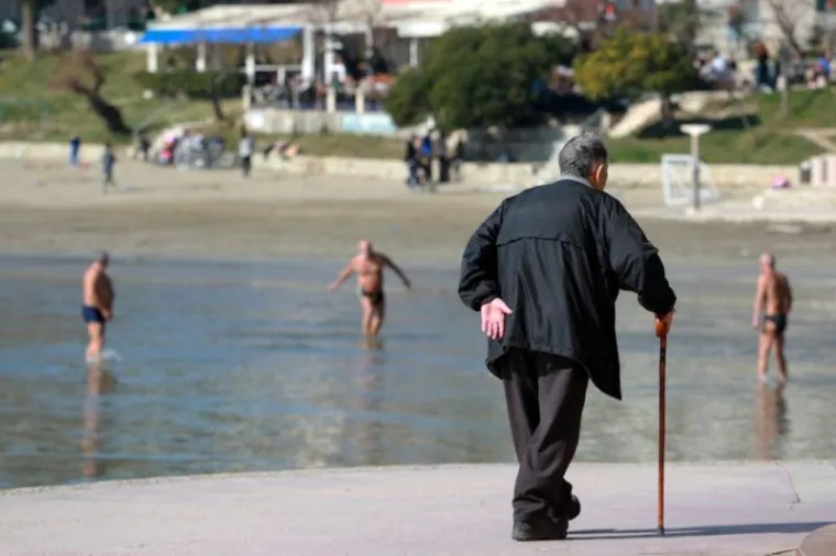 HRVATI JEDVA DOČEKALI SUNČANO VRIJEME: Zagrepčani okupirali terase, Splićani se već kupaju