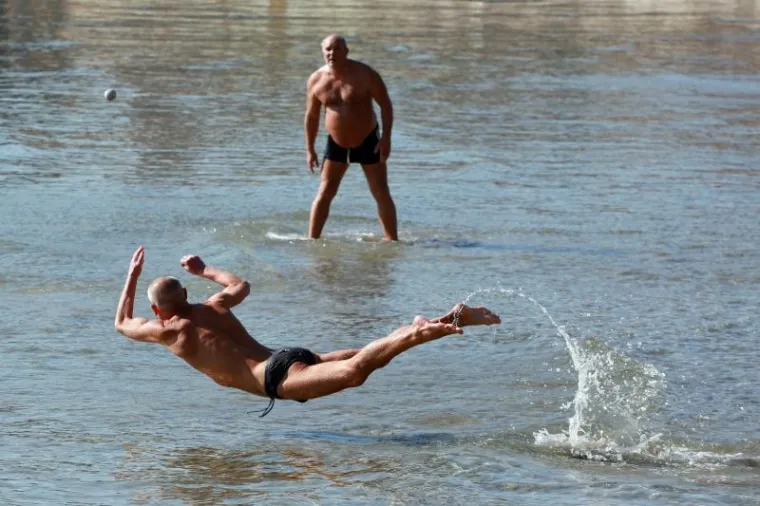 HRVATI JEDVA DOČEKALI SUNČANO VRIJEME: Zagrepčani okupirali terase, Splićani se već kupaju