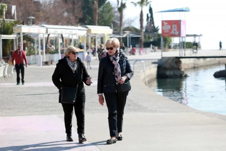 HRVATI JEDVA DOČEKALI SUNČANO VRIJEME: Zagrepčani okupirali terase, Splićani se već kupaju