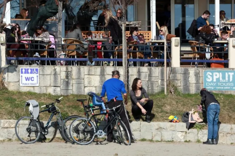HRVATI JEDVA DOČEKALI SUNČANO VRIJEME: Zagrepčani okupirali terase, Splićani se već kupaju