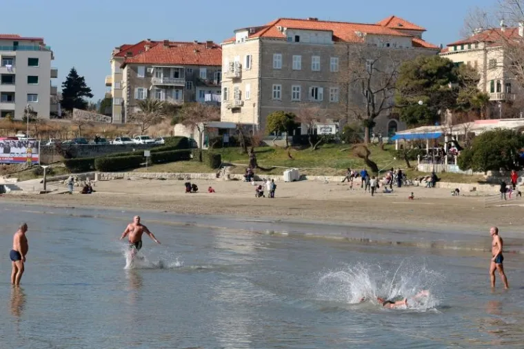 HRVATI JEDVA DOČEKALI SUNČANO VRIJEME: Zagrepčani okupirali terase, Splićani se već kupaju