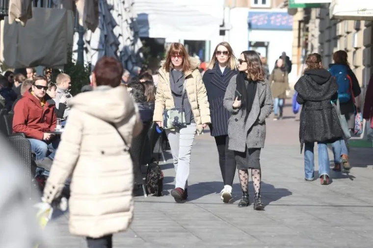 HRVATI JEDVA DOČEKALI SUNČANO VRIJEME: Zagrepčani okupirali terase, Splićani se već kupaju