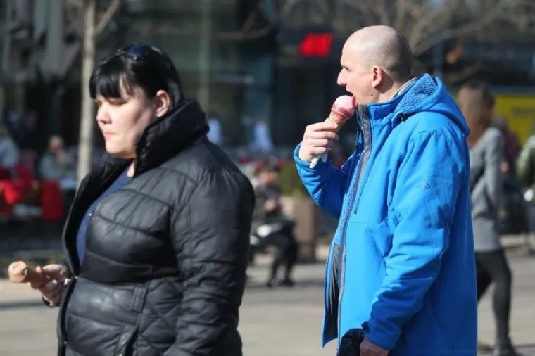 HRVATI JEDVA DOČEKALI SUNČANO VRIJEME: Zagrepčani okupirali terase, Splićani se već kupaju