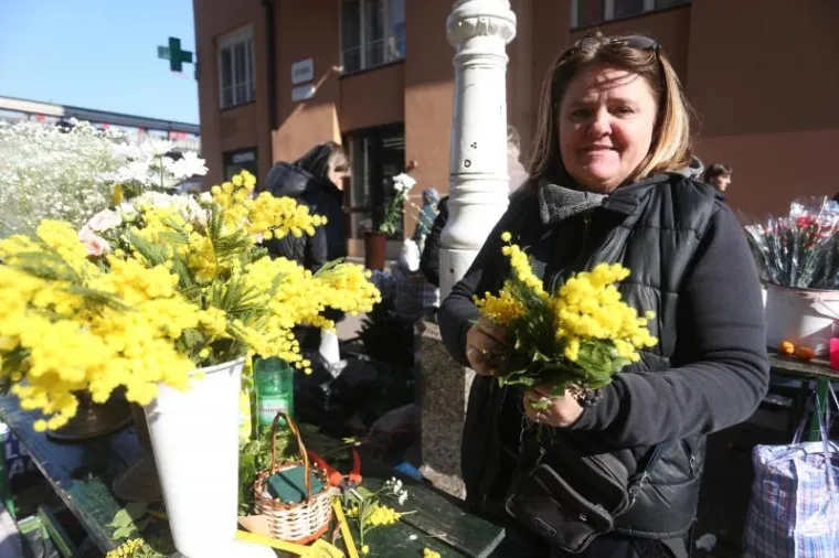 HRVATI JEDVA DOČEKALI SUNČANO VRIJEME: Zagrepčani okupirali terase, Splićani se već kupaju