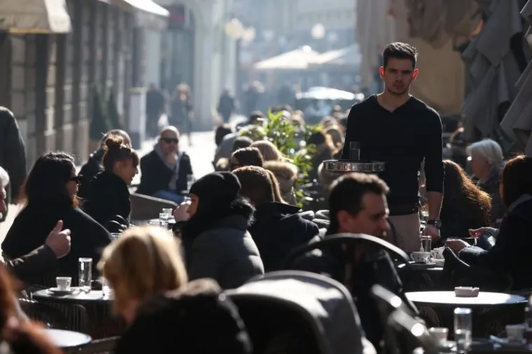 Sunce i topliji dani izmamili su Zagrepčane na ulice i trgove, terase kafića ponovno su pune života, a sunčan su dan iskoristili i građani Splita koji su osim &scaron;etnje i opu&scaron;tanja zaigrali i picigin na Bačvicama.