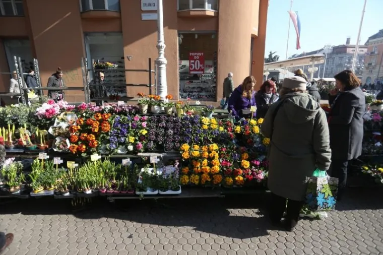 HRVATI JEDVA DOČEKALI SUNČANO VRIJEME: Zagrepčani okupirali terase, Splićani se već kupaju