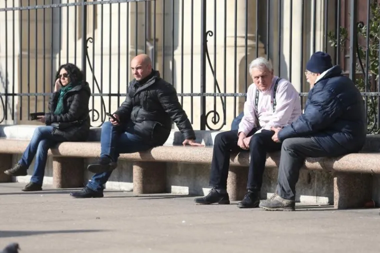 HRVATI JEDVA DOČEKALI SUNČANO VRIJEME: Zagrepčani okupirali terase, Splićani se već kupaju