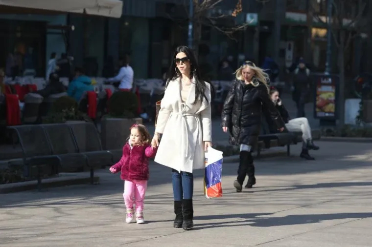 HRVATI JEDVA DOČEKALI SUNČANO VRIJEME: Zagrepčani okupirali terase, Splićani se već kupaju