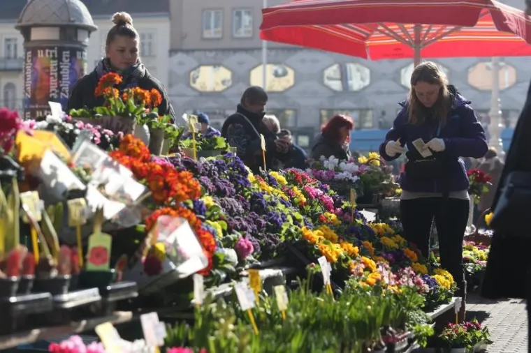 HRVATI JEDVA DOČEKALI SUNČANO VRIJEME: Zagrepčani okupirali terase, Splićani se već kupaju