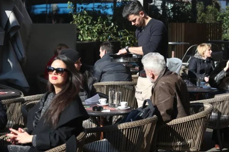 HRVATI JEDVA DOČEKALI SUNČANO VRIJEME: Zagrepčani okupirali terase, Splićani se već kupaju