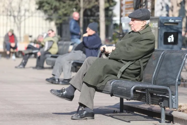 HRVATI JEDVA DOČEKALI SUNČANO VRIJEME: Zagrepčani okupirali terase, Splićani se već kupaju