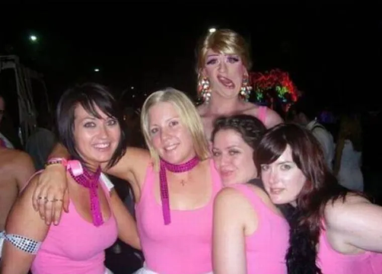 Kada je riječ o nepozvanom upadanju na fotografije, potreban je stvarno poseban talent da se fotka začini, unatoč nefotogeničnosti. U galeriji smo okupili baš takve primjere upadanja u kadar zbog kojih su fotografije od običnih postale genijalne.