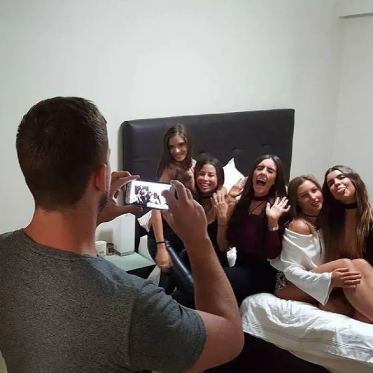 NEOPJEVANI JUNACI INSTAGRAMA: Iza svake zgodne djevojke stoji strpljivi dečko s fotićem