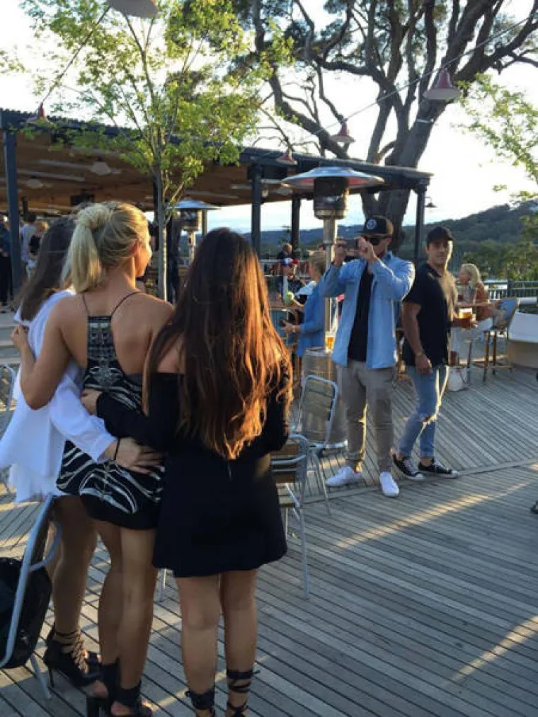 NEOPJEVANI JUNACI INSTAGRAMA: Iza svake zgodne djevojke stoji strpljivi dečko s fotićem