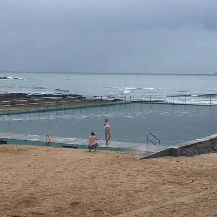 NEOPJEVANI JUNACI INSTAGRAMA: Iza svake zgodne djevojke stoji strpljivi dečko s fotićem