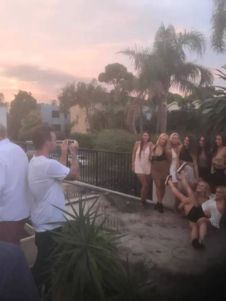 NEOPJEVANI JUNACI INSTAGRAMA: Iza svake zgodne djevojke stoji strpljivi dečko s fotićem