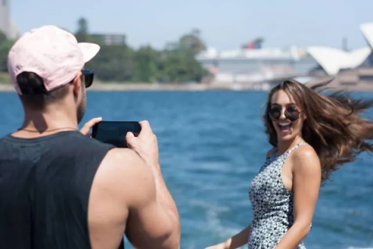 NEOPJEVANI JUNACI INSTAGRAMA: Iza svake zgodne djevojke stoji strpljivi dečko s fotićem