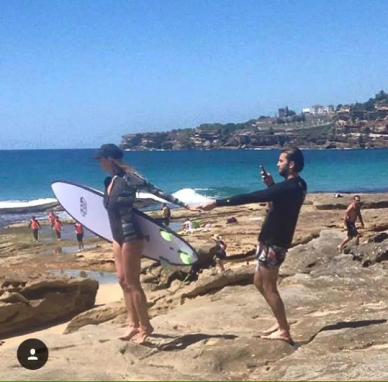 NEOPJEVANI JUNACI INSTAGRAMA: Iza svake zgodne djevojke stoji strpljivi dečko s fotićem