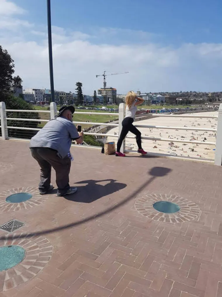 NEOPJEVANI JUNACI INSTAGRAMA: Iza svake zgodne djevojke stoji strpljivi dečko s fotićem