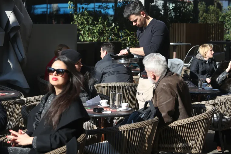 Terase kafića pune ljudi