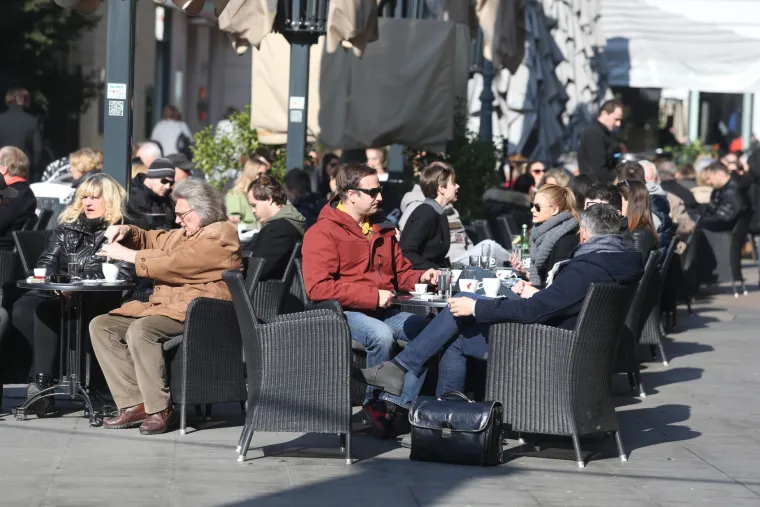Terase kafića pune ljudi