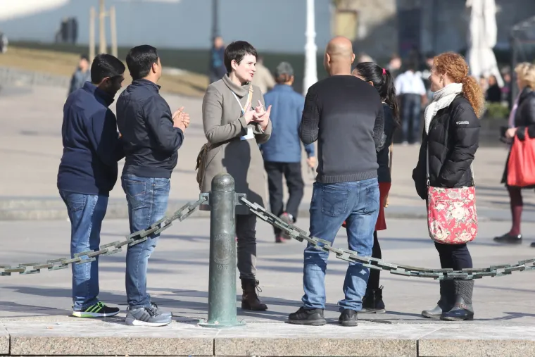 Terase kafića pune ljudi