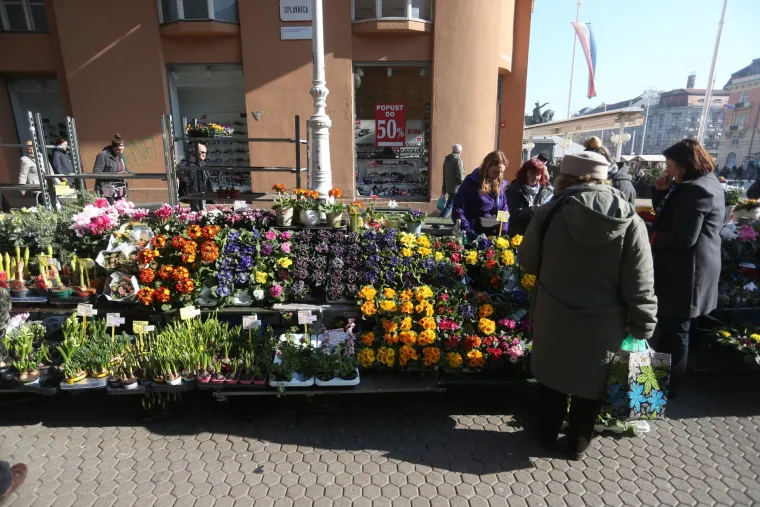 Terase kafića pune ljudi