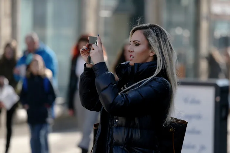 Terase kafića pune ljudi