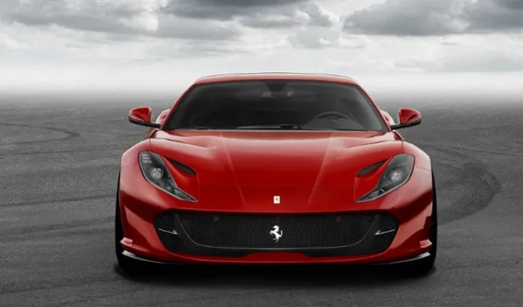 Pokretan 6,5-litrenim V12 motorom snage 588 kW (800 konjskih snaga) i najvećim okretnim momentom od 718 Nm, 812 Superfast do 100 km/h ubrzava za nestvarnih 2,9 sekundi i postiže maksimalnu brzinu od 340 km/h.