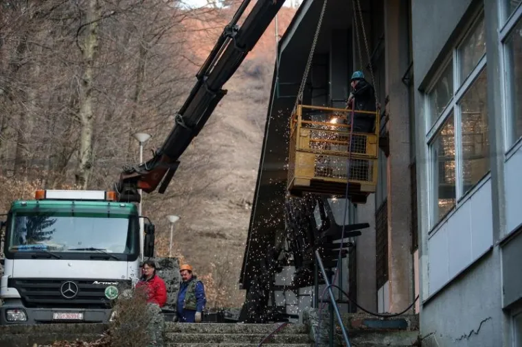 Započeli su radovi na rušenju postojeće infrastrukture žičare Sljeme.